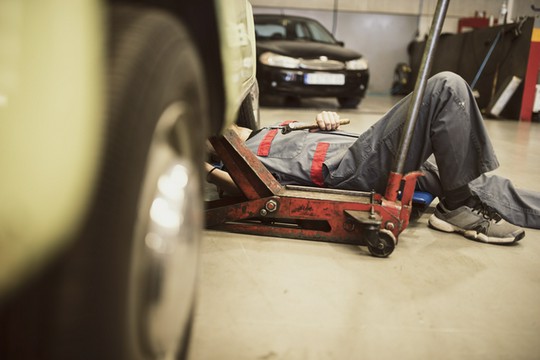 mechanik naprawia wachacze
