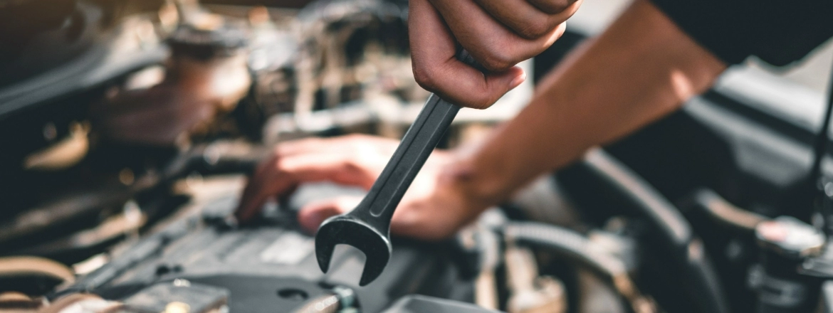 klucz naprawczy w dłoni